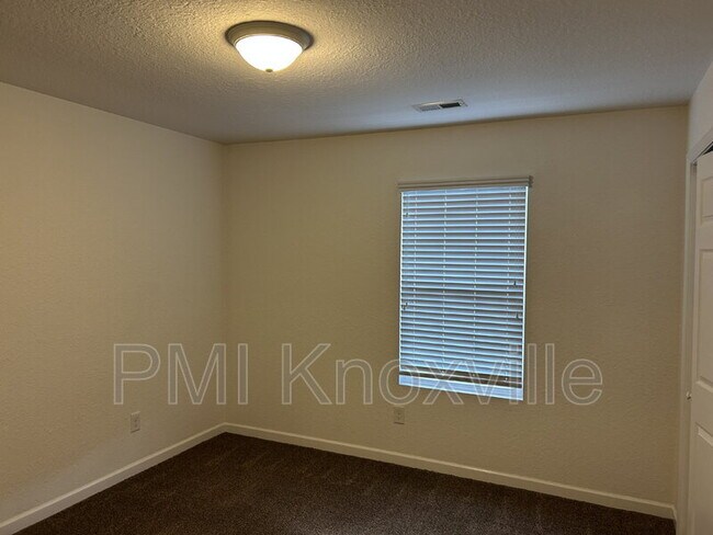 Building Photo - 5960 Parkdale Rd