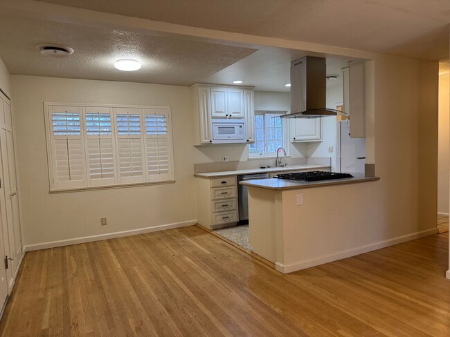 Building Photo - Cute home in old Roseville with newer HVAC