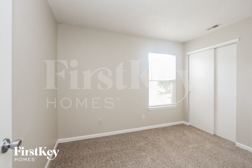 Building Photo - 1229 Kenwood Dr