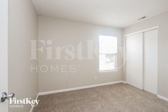 Building Photo - 1229 Kenwood Dr