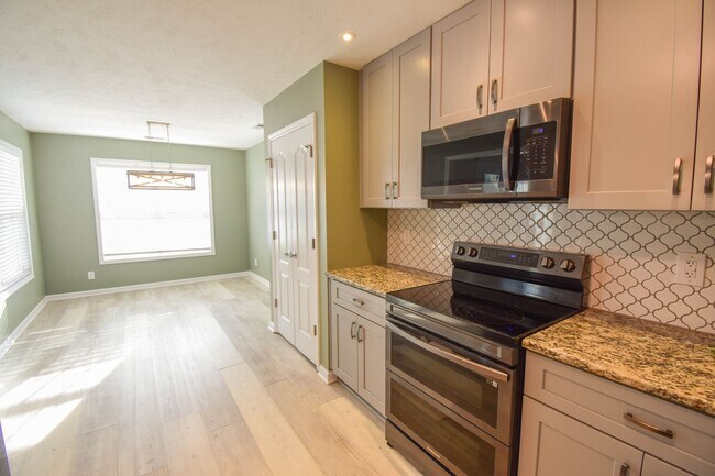 Building Photo - 5 Bedroom 3 Bathroom- Small Pets Okay