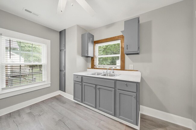 Building Photo - Recently Renovated 2 Bedroom Home in Rock ...