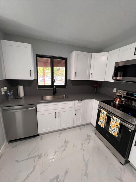 Primary Photo - 285 NE 43rd St