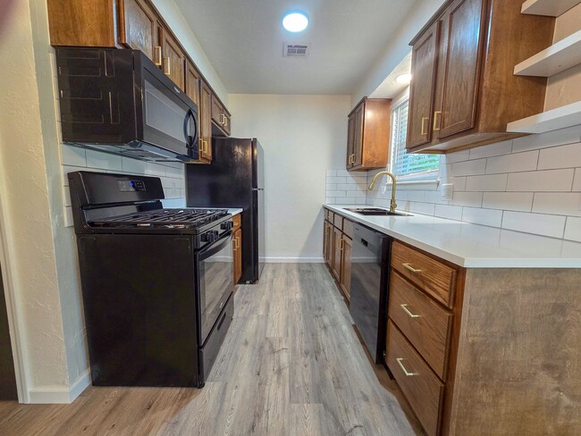 Building Photo - Beautifully remodeled 3 bed 1.5 bath home ...