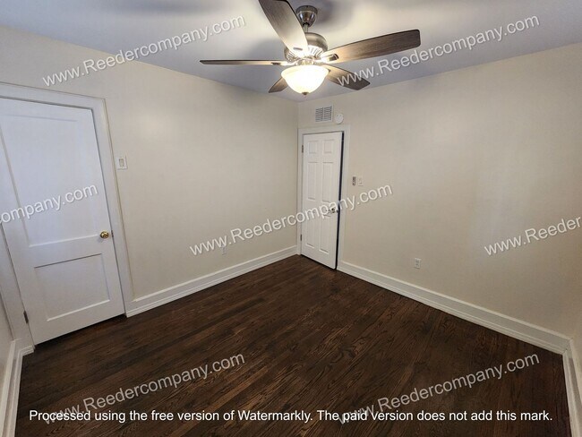 Building Photo - 3 bedroom 1 bathroom house in Munster with 2.5 car garage!