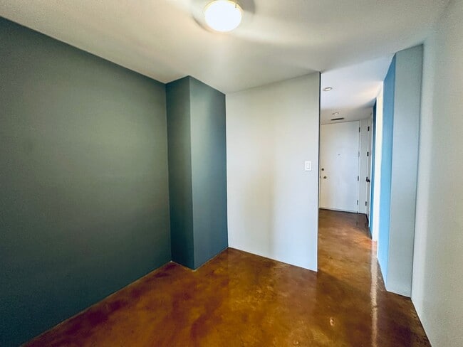Building Photo - Live in the Heart of Oakland at Lake Merritt! Corner 1bd w/stunning views, pool