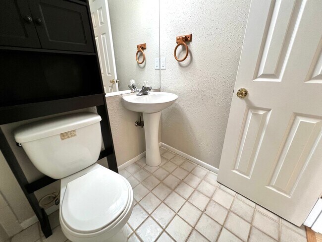 Building Photo - Charming home in Blue Pine Village!