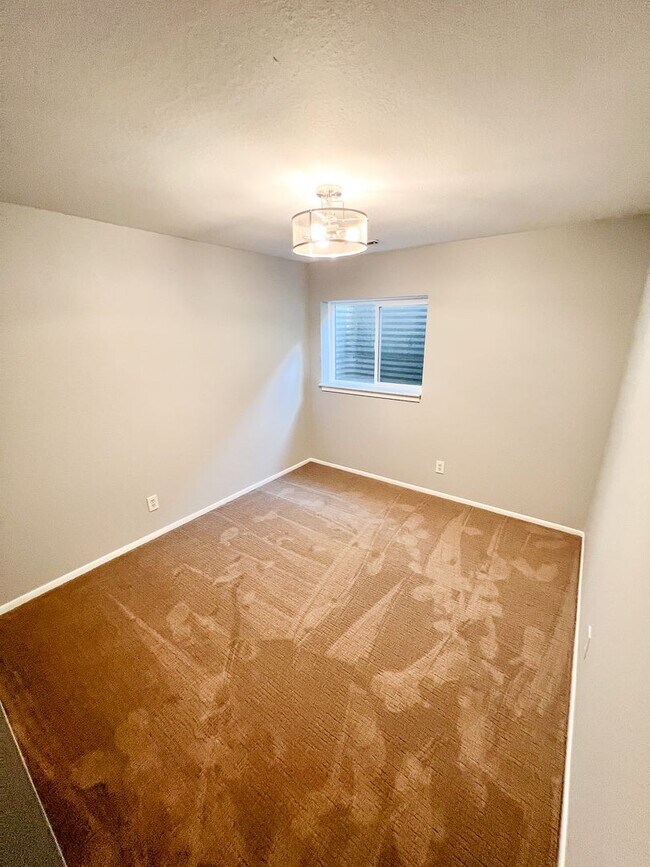Building Photo - 1800 Gundersen Ln S
