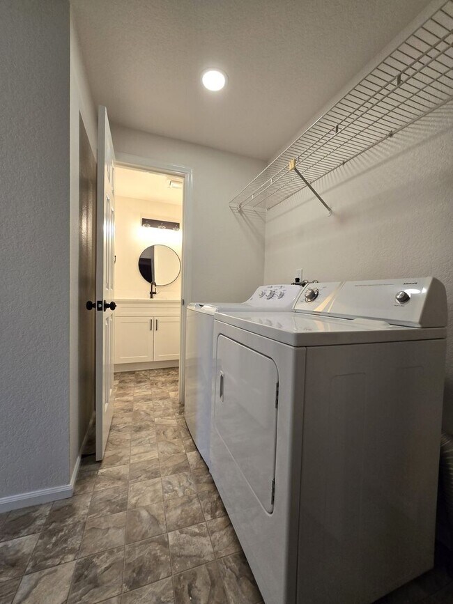 Building Photo - 2Bd/1.5Ba Kenmore Duplex
