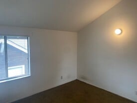Building Photo - 5720 Claremont Ave