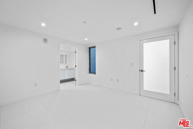 Building Photo - 621 Kings Rd