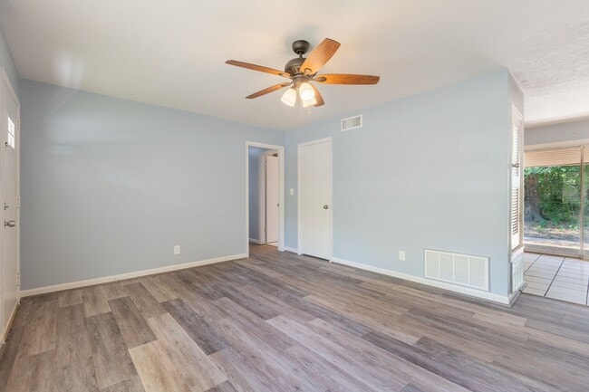 Building Photo - Newly Renovated 3/1.5 Home in East Columbus