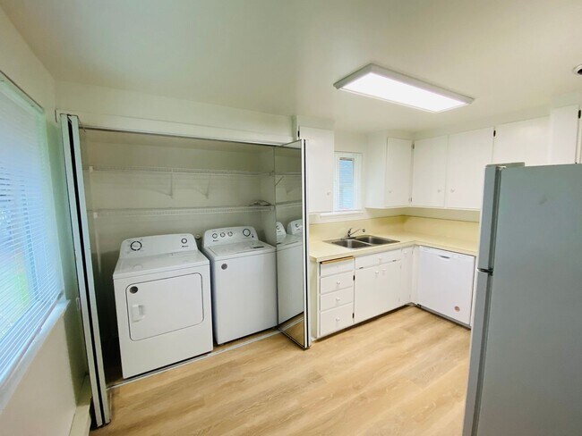 Building Photo - Charming 2-Bedroom Apartment at Fowler Court with In-Unit Washer/Dryer & Extra Storage