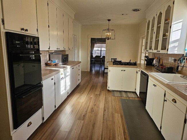 Building Photo - 710 N Avenue C