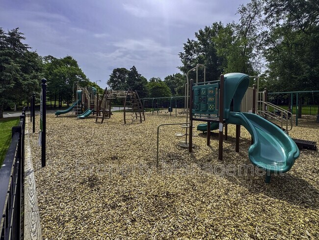 Building Photo - 2056 Oxford Heights