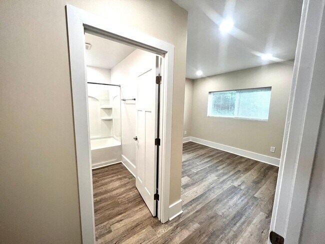 Building Photo - 933 - 320/322 Boggs Avenue