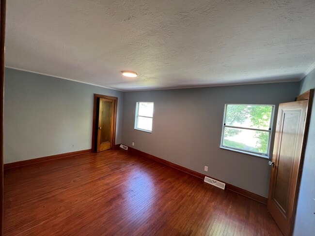 Building Photo - 2527 Sutton Ave