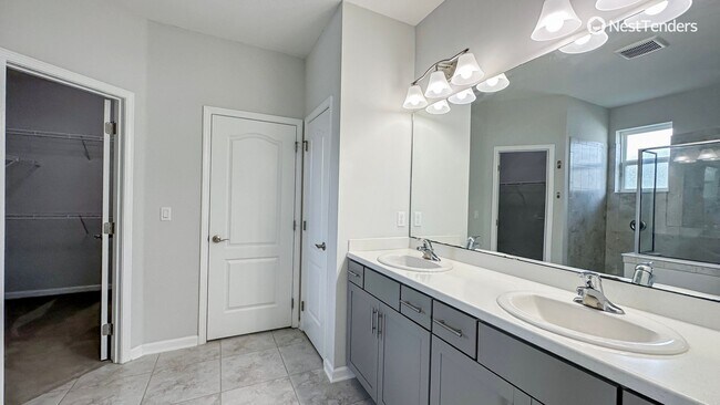 Building Photo - Four Bedrooms in the Heart of Nassau County!