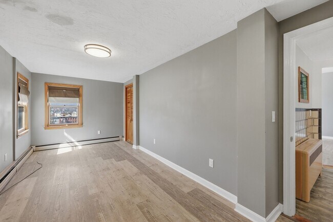 Building Photo - 586 Franklin St