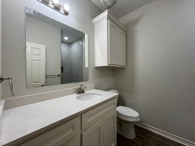 Building Photo - NEWER BUILD IN PA CLIFFS!!