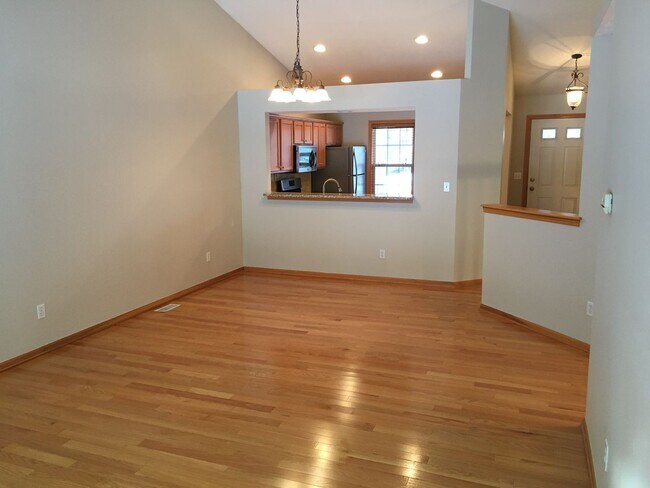 Primary Photo - Adorable 2 bed 2 bath in Forest Hills Dist...