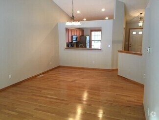 Building Photo - Adorable 2 bed 2 bath in Forest Hills Dist...