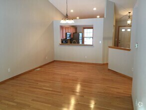 Building Photo - Adorable 2 bed 2 bath in Forest Hills Dist...