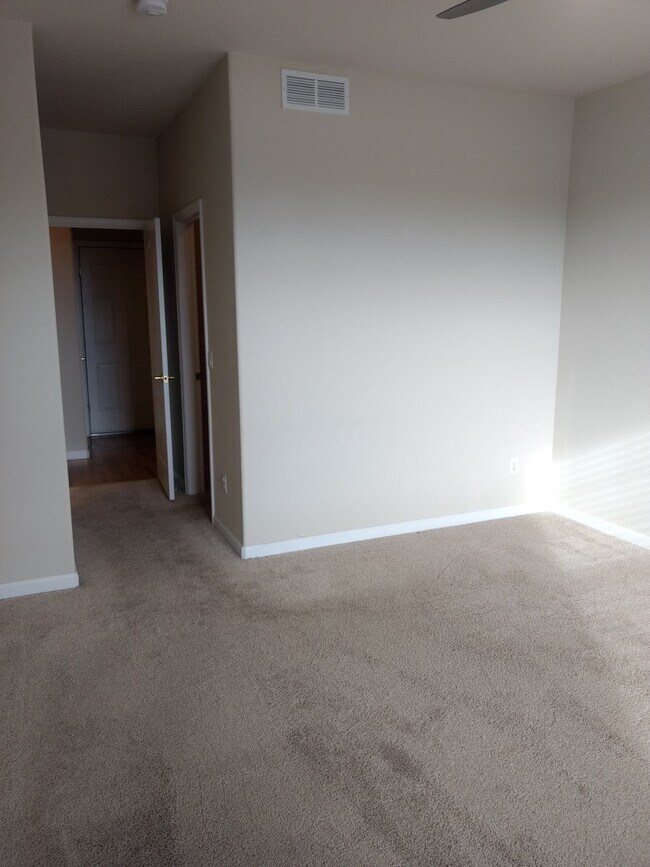 Building Photo - Magnificent and Spacious 2 bed/3 bath in G...