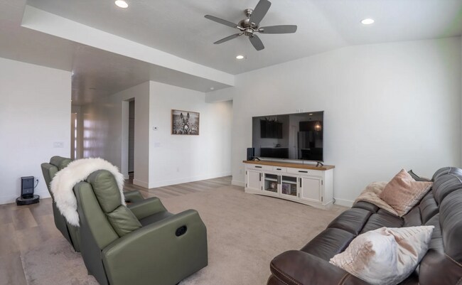 Building Photo - 3094 Fuchsia Dr