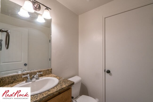 Building Photo - 3 Bedroom Townhome In Southgate Community