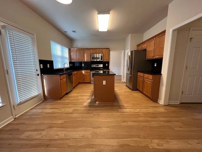 Building Photo - 4 bed, 2.5 bath w/ 2 car garage close to p...