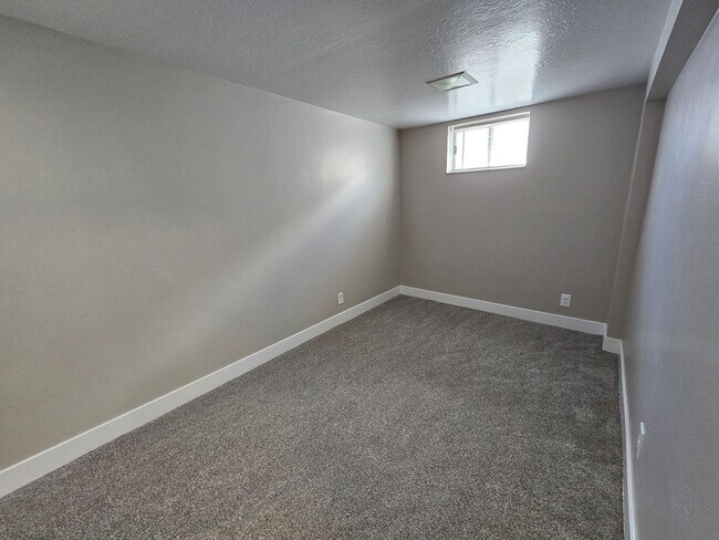 Building Photo - Updated 4 Bed Home with Large Yard