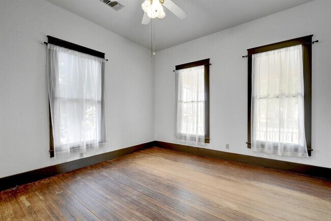 Building Photo - 304 Olive St