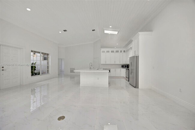 Building Photo - 6841 SW 71st Ave
