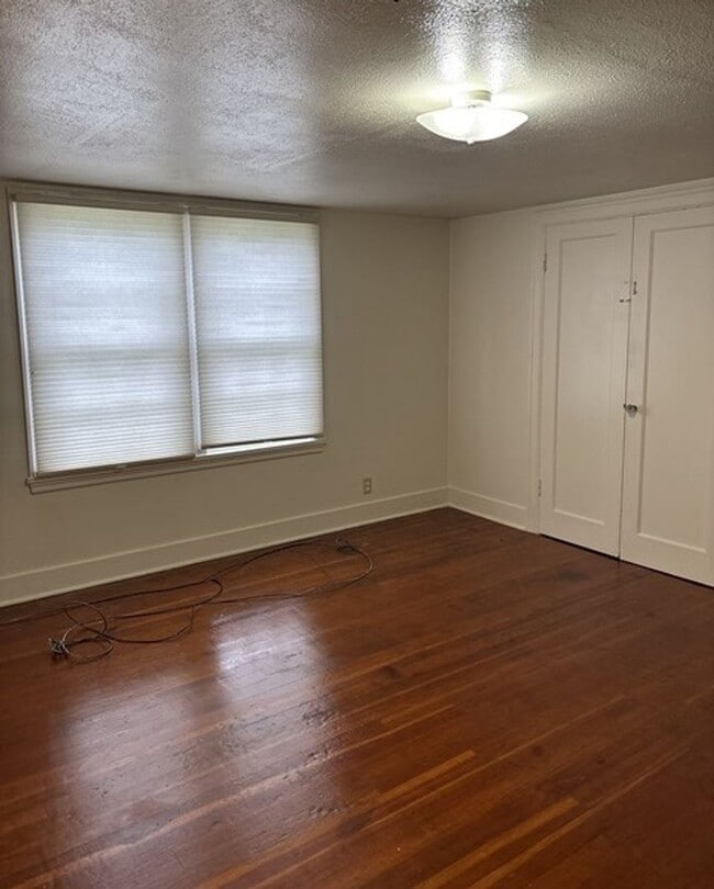 Building Photo - 4Bd/1Ba Two Story House - Available to View!