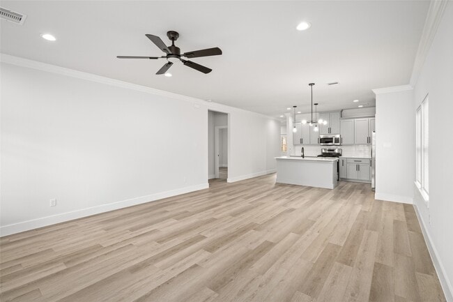 Building Photo - 8056 Meadowbrook Dr