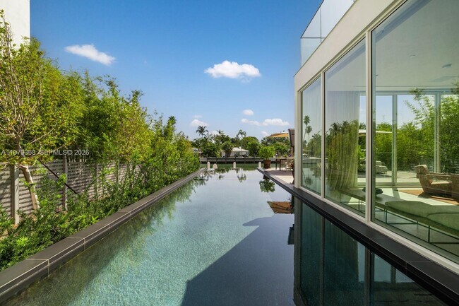 Building Photo - 1051 W 48th St