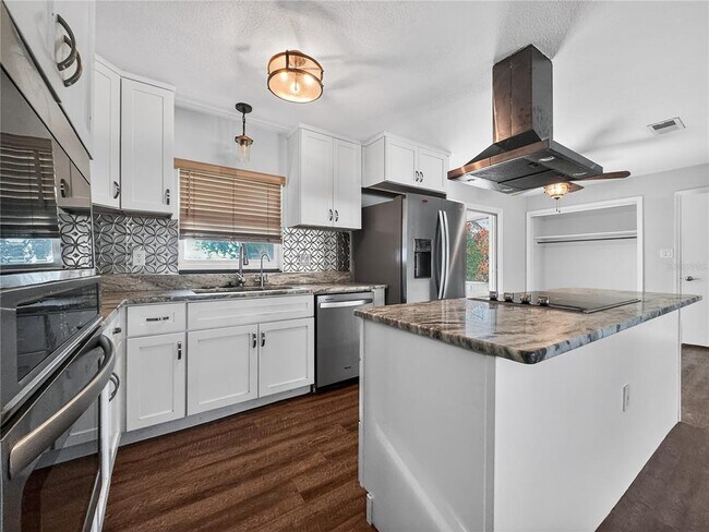 Building Photo - 2304 Country Club Rd