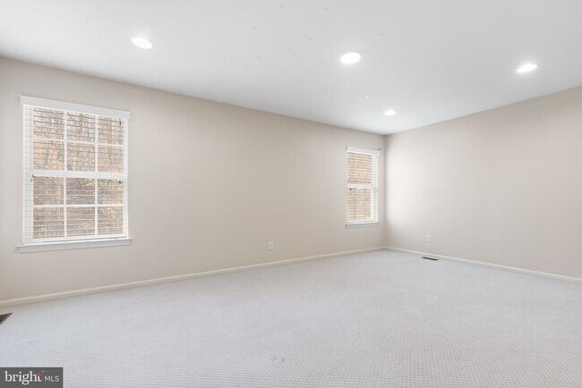 Building Photo - 271 Yorktown Ct