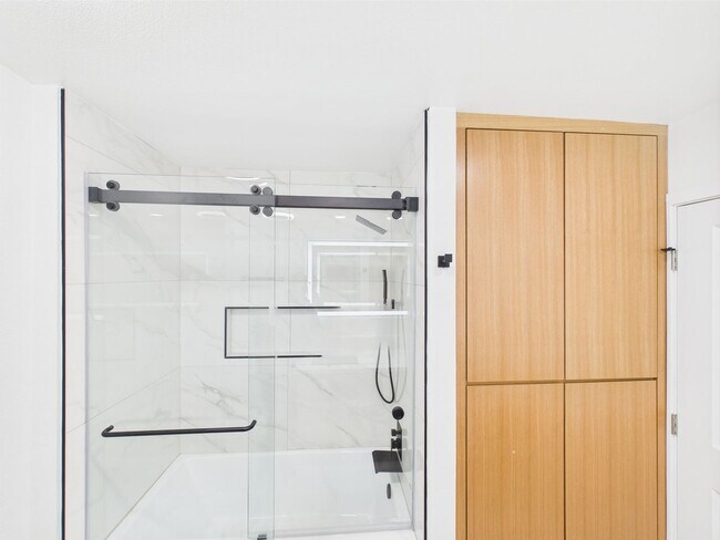 Building Photo - Modern Luxury 3x2 home in the Heart of Vista