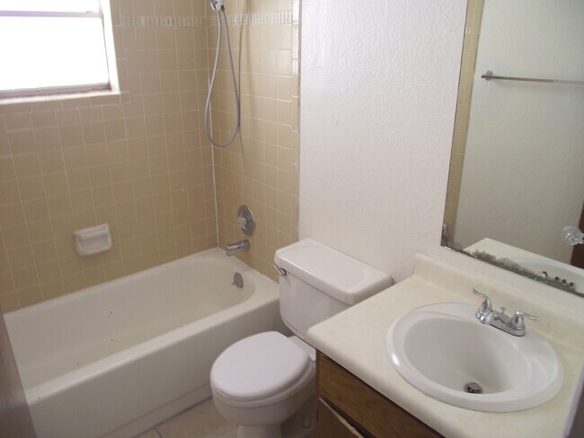Building Photo - Northeast El Paso 2 bed