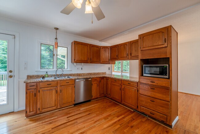 Building Photo - 493 Kings Creek Rd