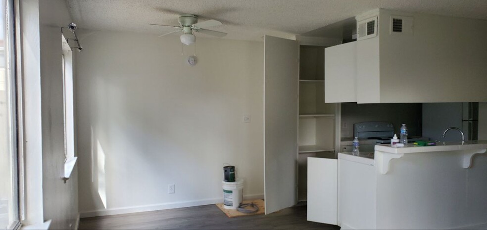 Kitchen and dining room - 2658 W Fairmont Ave