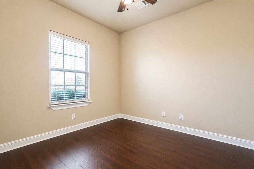 Building Photo - 1252 N Cannondale Dr