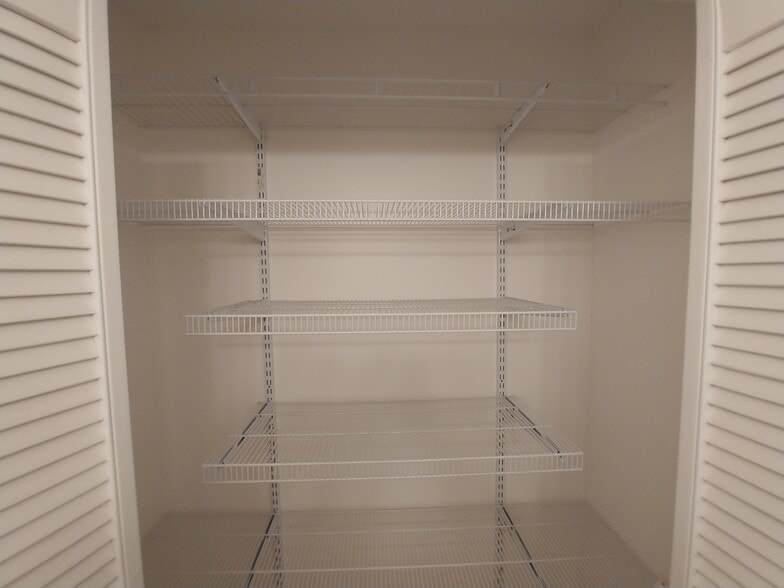 Building Photo - 936 Meadowbrook Dr