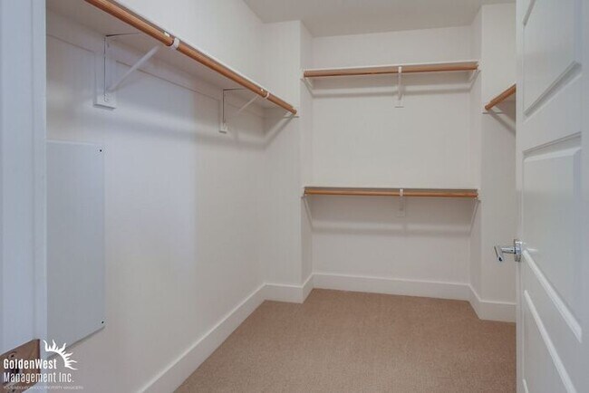 Building Photo - Modern 3Bdm 2.5Ba Townhome in the Heart of...