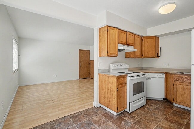 Building Photo - 5260-5262 Springcrest Drive