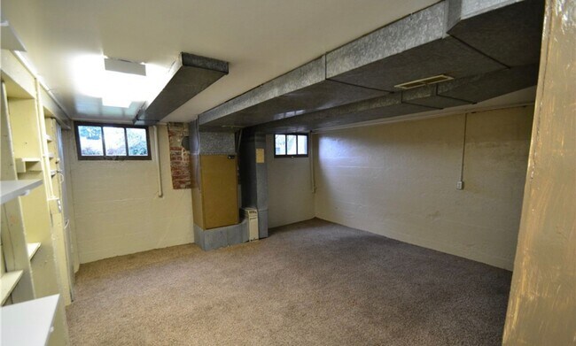 Building Photo - Beautiful Craftsman 5 bed 1 bath home with...