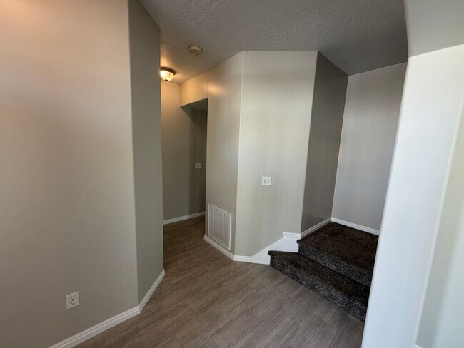 Building Photo - 977 Chelsea Ln