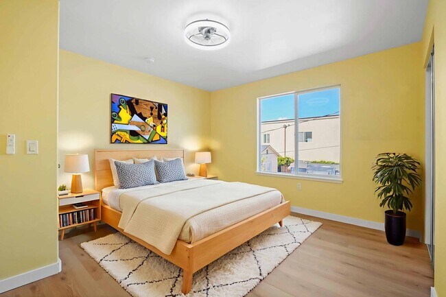 Building Photo - 3 Bedroom 2 Bath Apartment